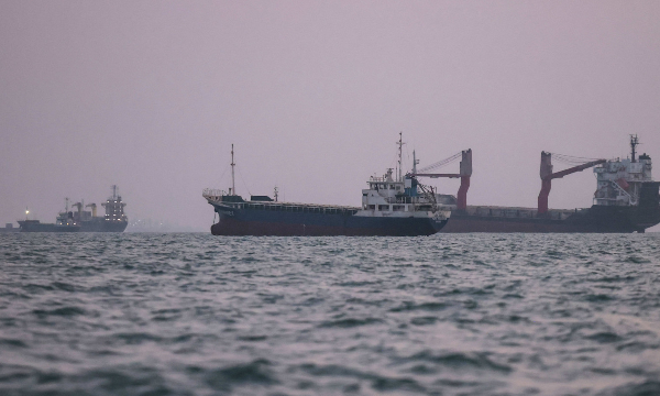 Xuất khẩu dầu thô qua eo biển Hormuz phục hồi nhưng vận chuyển nhiên liệu vẫn hạn chế