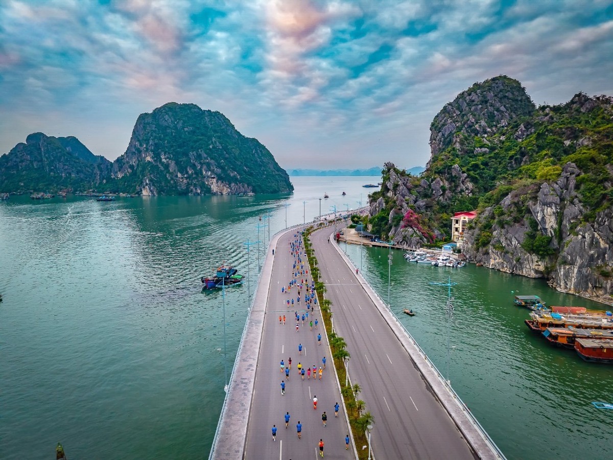 Khi các giải thể thao, lễ hội và hoạt động văn hóa được tổ chức theo lịch ổn định, doanh nghiệp lữ hành có thể xây dựng tour từ sớm. Ảnh: Halong Bay Heritage Marathon
