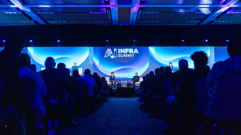 Sự kiện AI Infra Summit diễn ra tại Thung lũng Silicon trong tháng này đã thu hút khoảng 8.500 người tham dự – gấp hơn hai lần so với năm ngoái – khiến các phòng họp và sảnh sự kiện luôn chật kín người.