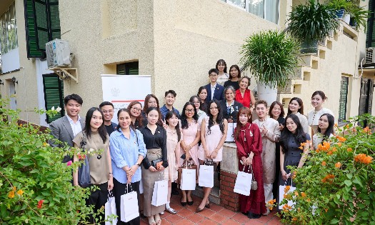 H.E. Ms. Joanna Skoczek, Polish Ambassador to Vietnam and the Vietnamese media representatives. (Photo: Phuc)