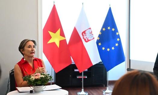 H.E. Ms. Joanna Skoczek, Polish Ambassador to Vietnam, is speaking at the event. (Photo: Phuc)