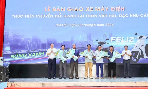 Chính quyền đặc khu Cát Hải trao tặng xe máy điện cho người dân