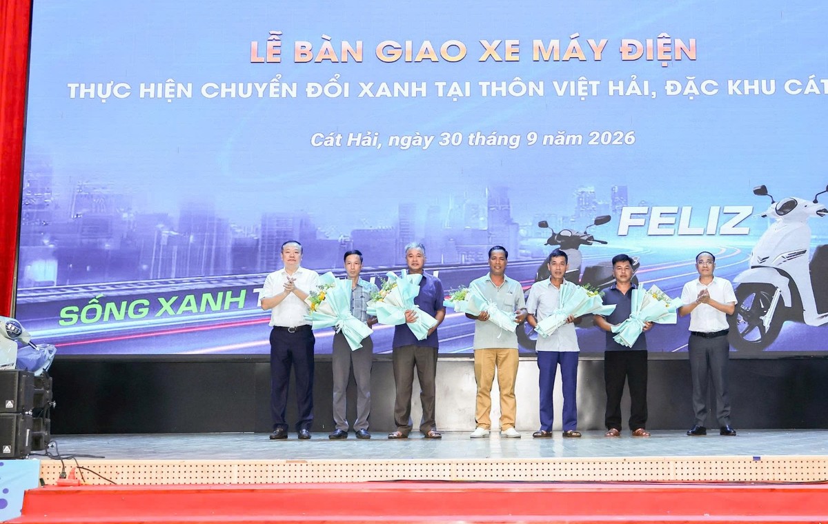 Chính quyền đặc khu Cát Hải trao tặng xe máy điện cho người dân