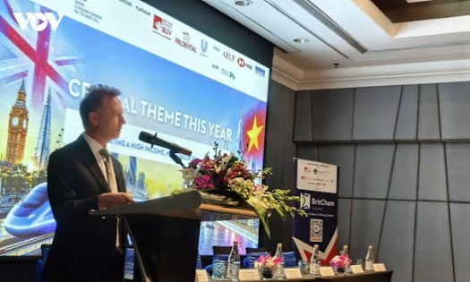 Mr. Matt Ryland, Executive Director of BritCham Vietnam, addresses the press conference announcing the UK–Vietnam Business Forum 2026 on October 1. (Photo: VOV/Le Hang)