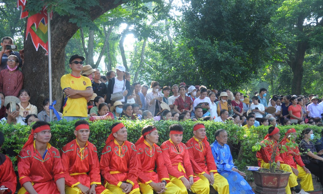 Đông đảo người dân và du khách về Khu di tích Quốc gia đặc biệt Lam Kinh trong ngày khai hội. Ảnh: Nguyễn Thuấn