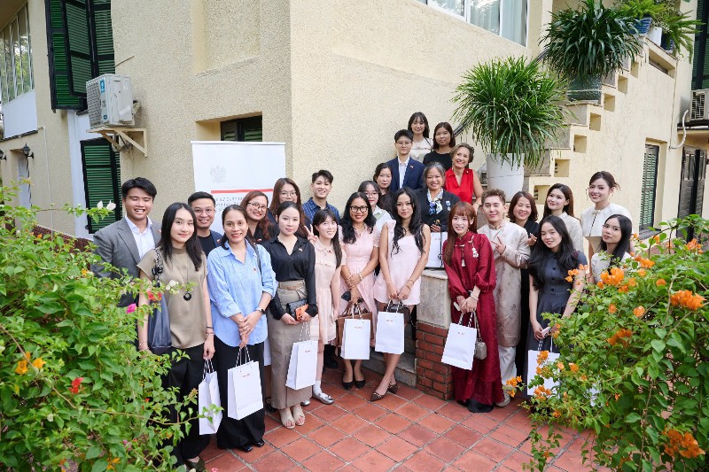 H.E. Ms. Joanna Skoczek, Polish Ambassador to Vietnam and&nbsp; Vietnamese media representatives at their meeting in Hanoi on October 1 afternoon (Photo: Phuc)