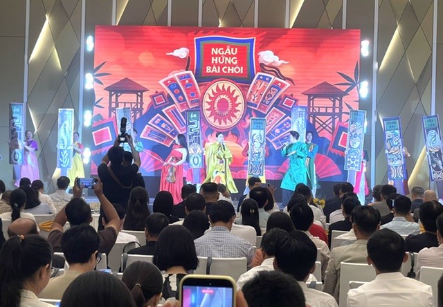 Tiết mục văn nghệ "ngẫu hứng bài chòi"- làn điệu dân ca đặc sắc của miền Trung, biểu diễn tại hội nghị được đông đảo đại biểu tán thưởng. Ảnh Ngô Anh Văn