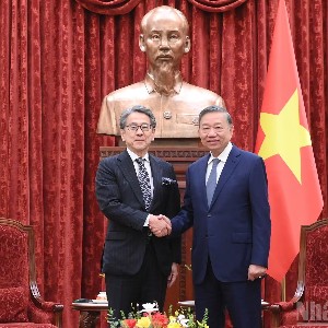 Tổng Bí thư, Chủ tịch nước Tô Lâm và ông Maeda Tadashi, Chủ tịch Hội đồng quản trị Ngân hàng Hợp tác Quốc tế Nhật Bản (JBIC). Ảnh: Đăng Khoa/Nhân Dân