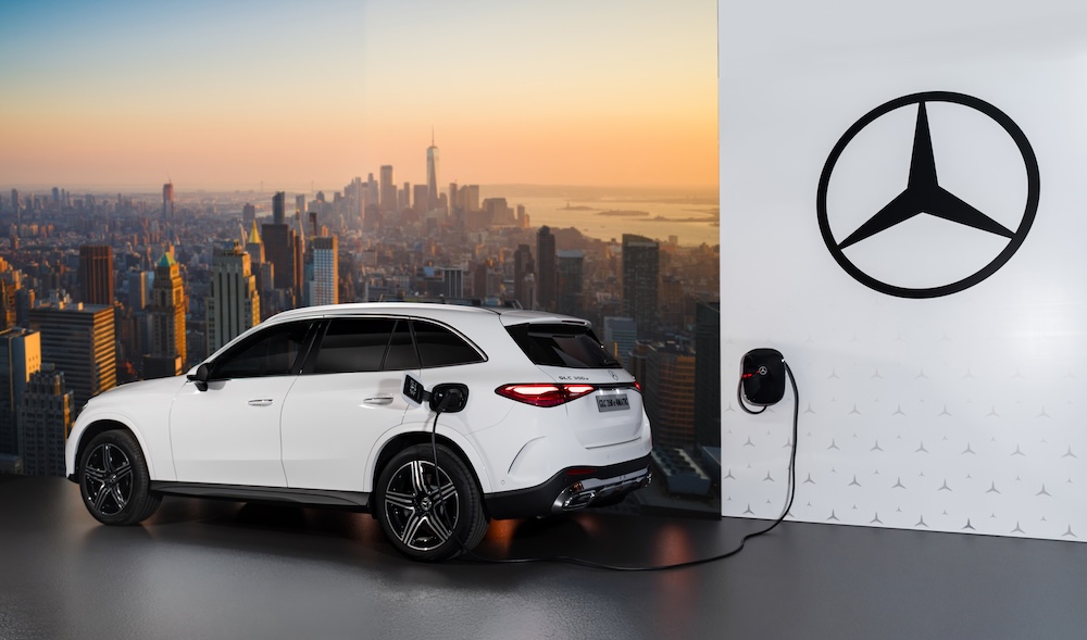 GLC 350e 4MATIC có quãng đường di chuyển thuần điện 115–128 km theo chuẩn WLTP và dung lượng pin khả dụng 25,28 kWh. Khả năng này cho phép khách hàng có điều kiện sạc phù hợp tận dụng năng lượng điện cho nhiều hành trình thường ngày, từ đi làm đến di chuyển trong đô thị.