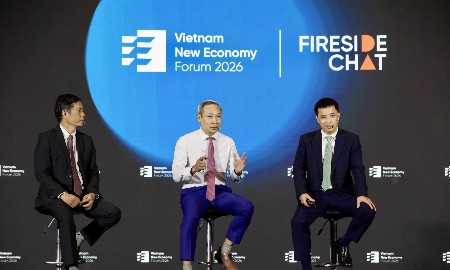 Các diễn giả trao đổi tại Phiên 1 Diễn đàn Kinh tế thường niên 2026. Ảnh: Việt Dũng.