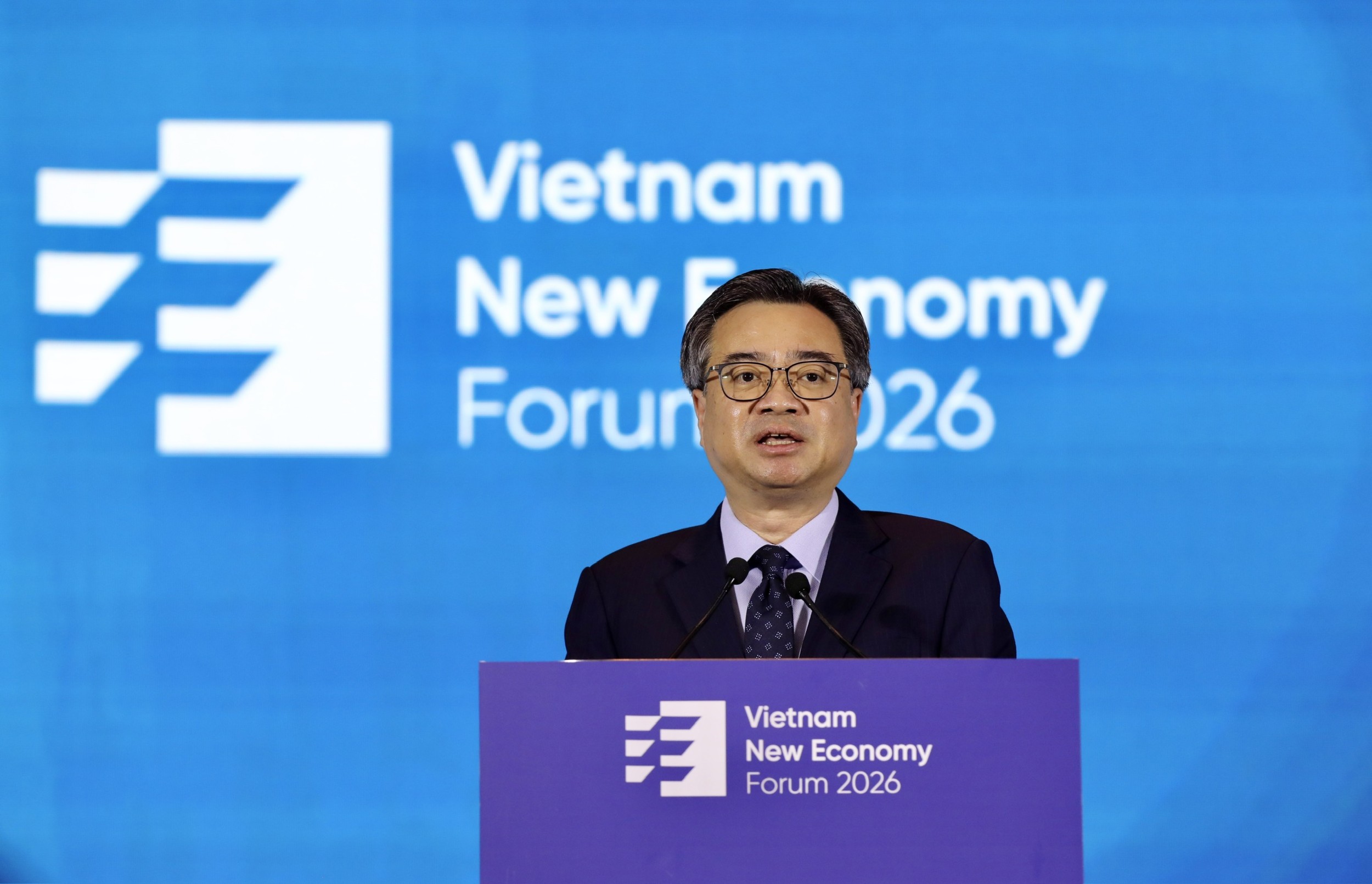 Phát biểu khai mạc và đề dẫn tại diễn đàn VNEF 2026, Ủy viên Bộ Chính trị, Bí thư Trung ương Đảng, Trưởng Ban Chính sách, Trưởng Ban Chính sách, chiến lược Trung ương Nguyễn Thanh Nghị gợi mở 6 nhóm vấn đề tạo đột phá về thực thi, hướng tới mục tiêu tăng trưởng hai con số. Ảnh: Việt Dũng/VnEconomy.