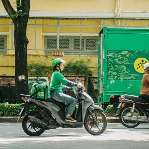 Qua coLoan, các nữ tài xế công nghệ dễ dàng tiếp cận tín dụng để chuyển đổi xe xăng sang xe điện - Ảnh: thanhnien.vn.