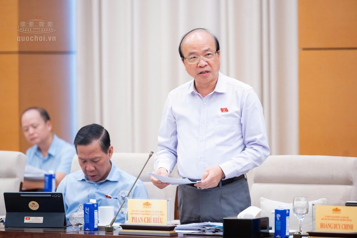 Chủ nhiệm Ủy ban Pháp luật và Tư pháp Phan Chí Hiếu trình bày báo cáo thẩm tra dự án Luật Văn bản quy phạm pháp luật. Ảnh: Cổng thông tin điện tử Quốc hội.