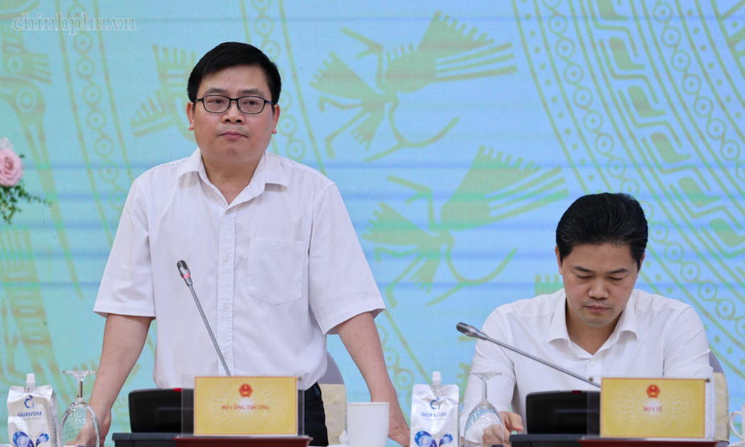 Thứ trưởng Bộ Công Thương Trương Thanh Hoài trả lời báo chí về phát triển năng lượng mặt trời - Ảnh: chinhpphu.vn/Nhật Bắc