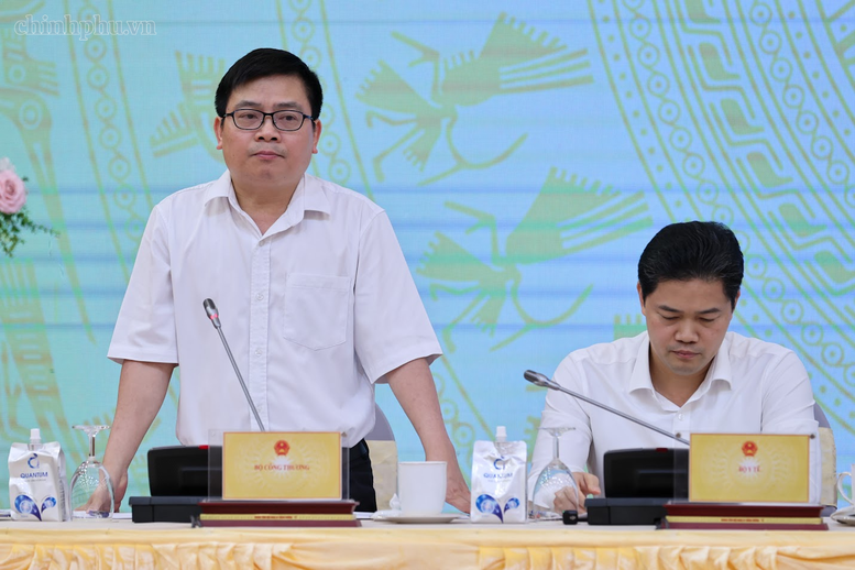 Thứ trưởng Bộ Công Thương Trương Thanh Hoài trả lời báo chí về phát triển năng lượng mặt trời - Ảnh: chinhpphu.vn/Nhật Bắc