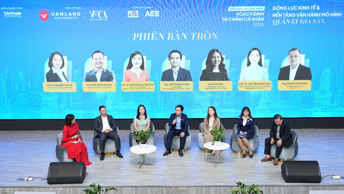 Phiên thảo luận tại Diễn đàn Hoạch định Tài chính Cá nhân 2026, sáng 3/10 - Ảnh: Minh Hà.