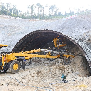Hiện tại Nhà thầu đã bắt đầu triển khai thi công mái cơ cửa hầm Đại Huệ phía Đông. Trong thời gian tới, Nhà thầu sẽ tập trung tối đa nguồn lực, tổ chức thi công 3 ca liên tục để bù lại tiến độ, bảo đảm mốc hoàn thành dự án. Ảnh: Kim Oanh