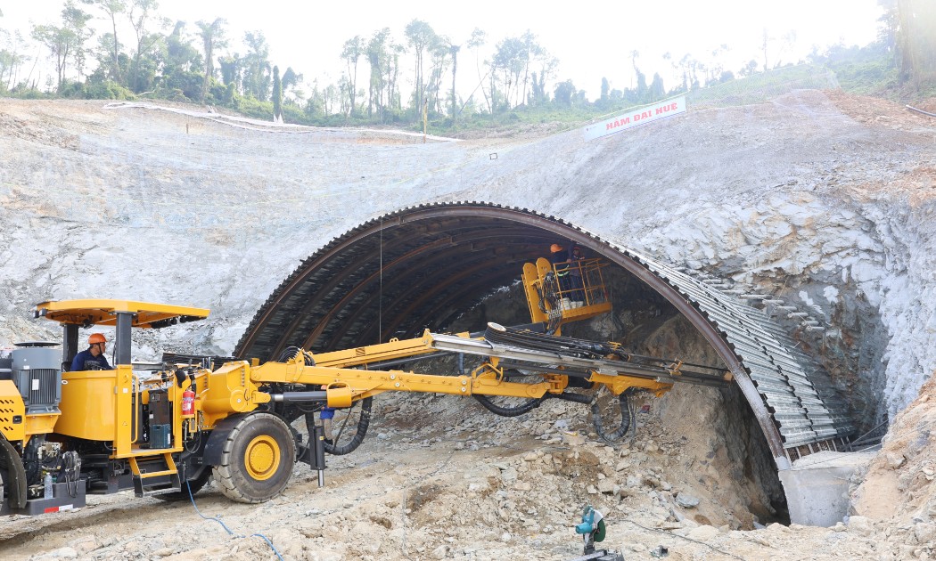 Hiện tại Nhà thầu đã bắt đầu triển khai thi công mái cơ cửa hầm Đại Huệ phía Đông. Trong thời gian tới, Nhà thầu sẽ tập trung tối đa nguồn lực, tổ chức thi công 3 ca liên tục để bù lại tiến độ, bảo đảm mốc hoàn thành dự án. Ảnh: Kim Oanh
