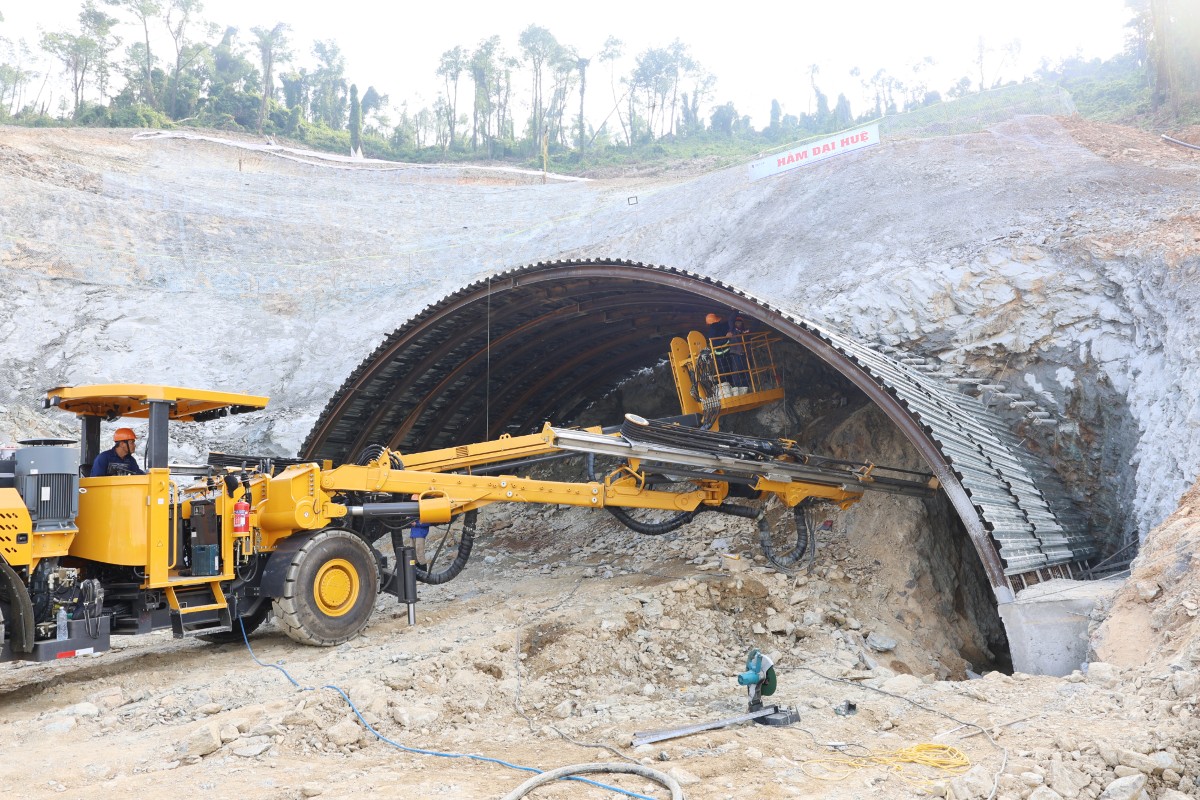 Hiện tại Nhà thầu đã bắt đầu triển khai thi công mái cơ cửa hầm Đại Huệ phía Đông. Trong thời gian tới, Nhà thầu sẽ tập trung tối đa nguồn lực, tổ chức thi công 3 ca liên tục để bù lại tiến độ, bảo đảm mốc hoàn thành dự án. Ảnh: Kim Oanh