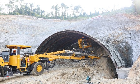 Hiện tại Nhà thầu đã bắt đầu triển khai thi công mái cơ cửa hầm Đại Huệ phía Đông. Trong thời gian tới, Nhà thầu sẽ tập trung tối đa nguồn lực, tổ chức thi công 3 ca liên tục để bù lại tiến độ, bảo đảm mốc hoàn thành dự án. Ảnh: Kim Oanh