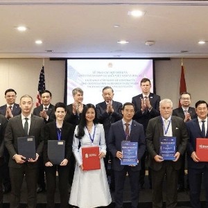Lễ trao thoả thuận hợp tác giữa Việt Nam và Hoa Kỳ.