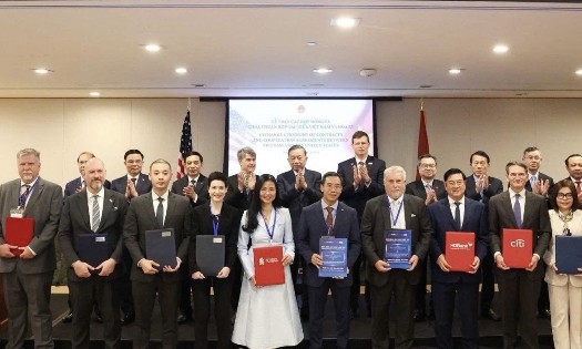 Lễ trao thoả thuận hợp tác giữa Việt Nam và Hoa Kỳ.