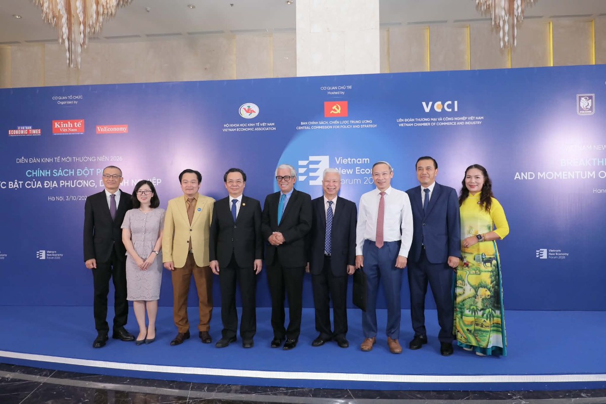 Đại diện các doanh nghiệp giao lưu, kết nối trước giờ phút vinh danh. Ảnh: Chu Khoa