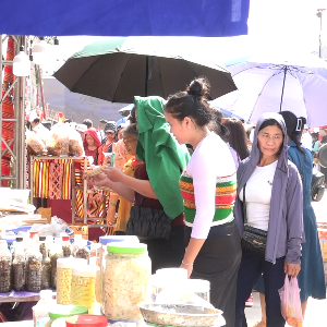 Phiên chợ vùng cao tại Lam Kinh thu hút người dân và du khách đến tham quan, trải nghiệm. Ảnh: Nguyễn Thuấn