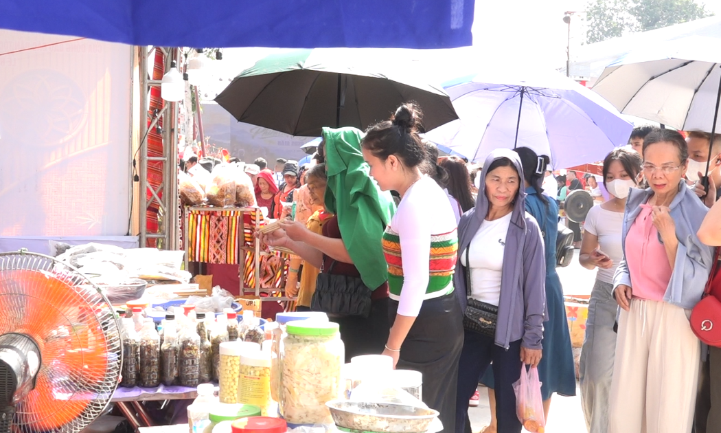 Phiên chợ vùng cao tại Lam Kinh thu hút người dân và du khách đến tham quan, trải nghiệm. Ảnh: Nguyễn Thuấn