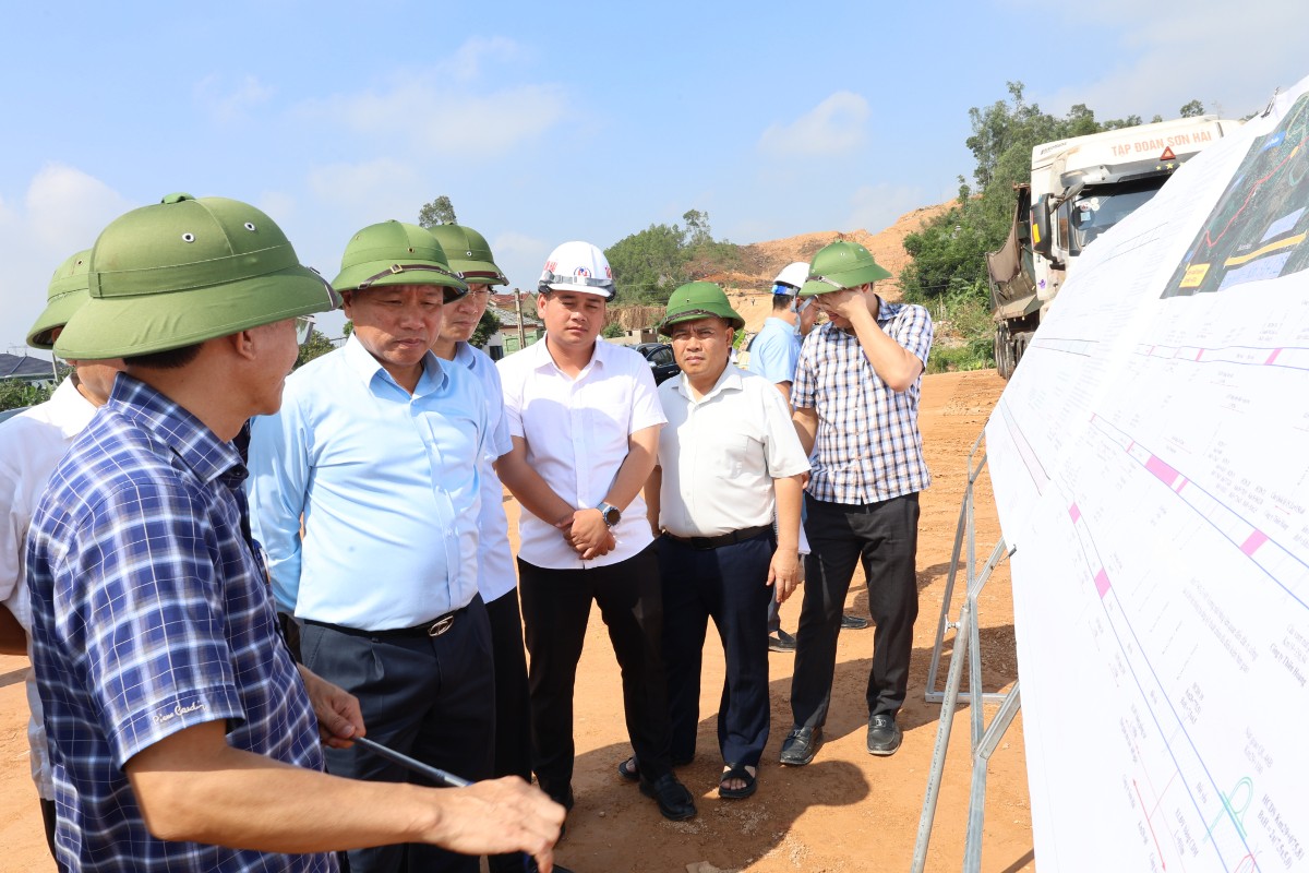 Phó Chủ tịch UBND tỉnh Hoàng Phú Hiền và các thành viên Đoàn công tác kiểm tra hiện trường thi công tại Km6+200, xã Đại Huệ. Ảnh: Kim Oanh