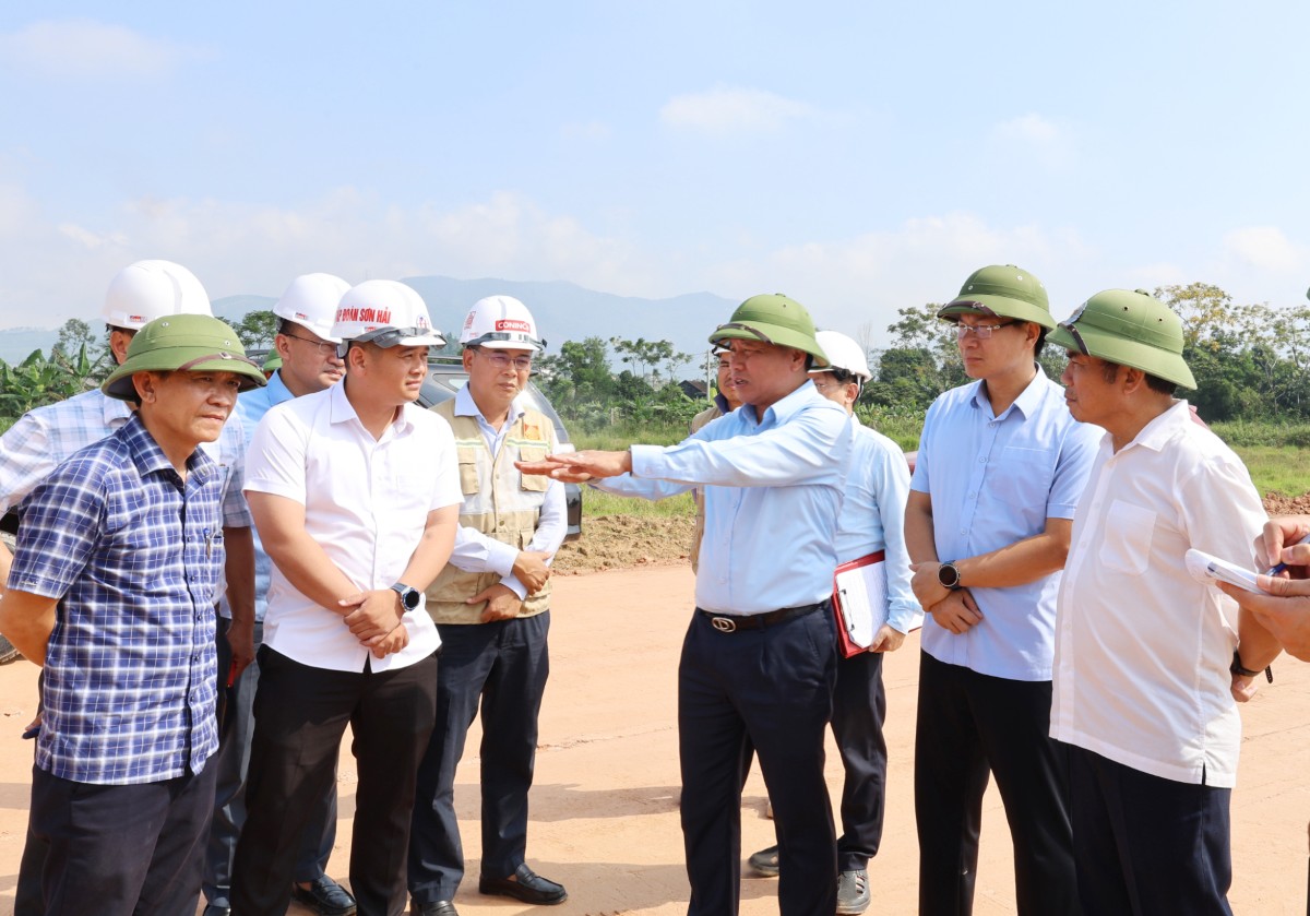 Phó Chủ tịch UBND tỉnh Nghệ An Hoàng Phú Hiền trao đổi với Chủ đầu tư về việc đẩy nhanh tiến độ thực hiện các dự án thành phần. Ảnh: Kim Oanh