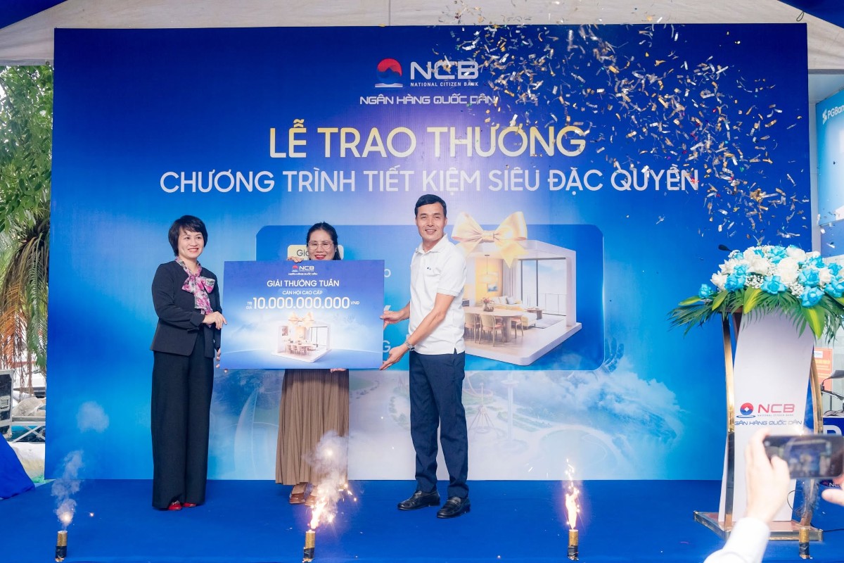 NCB trao thưởng cho khách hàng trúng thưởng tuần 3.
