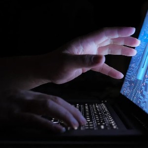 Các đối tượng tấn công được cho là đã sử dụng các tác nhân AI tinh vi để dò tìm lỗ hổng và giành quyền truy cập trái phép vào một dịch vụ được sử dụng bởi các nhân viên tuyển dụng khách hàng vay vốn. Ảnh: ST Photo/Gavin Foo
