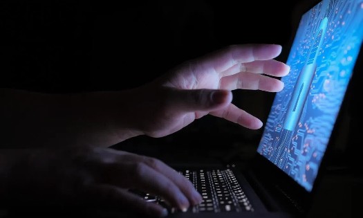 Các đối tượng tấn công được cho là đã sử dụng các tác nhân AI tinh vi để dò tìm lỗ hổng và giành quyền truy cập trái phép vào một dịch vụ được sử dụng bởi các nhân viên tuyển dụng khách hàng vay vốn. Ảnh: ST Photo/Gavin Foo