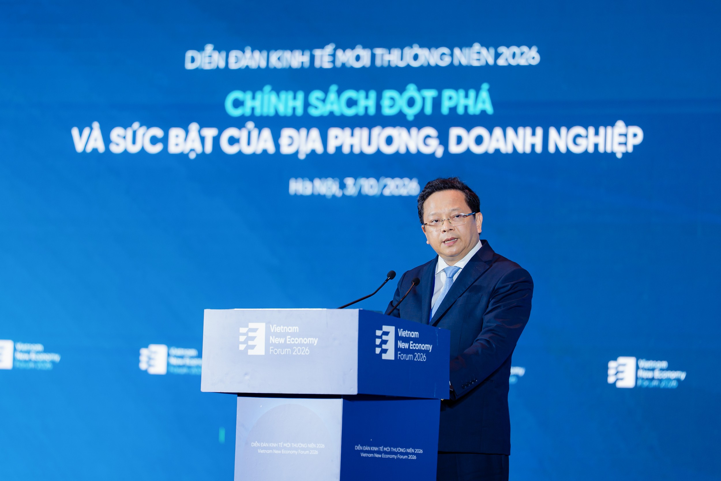 Phát biểu kết luận, TS. Nguyễn Đức Hiển, Phó Trưởng Ban Chính sách, chiến lược Trung ương, cho biết nhiều ý kiến đưa ra tại Diễn đàn rất có giá trị và sẽ được Ban Chính sách, chiến lược Trung ương tiếp tục nghiên cứu và đề xuất giải pháp để thúc đẩy nền kinh tế đạt tốc độ tăng trưởng hai con số trong giai đoạn tới. Ảnh: VnEconomy.