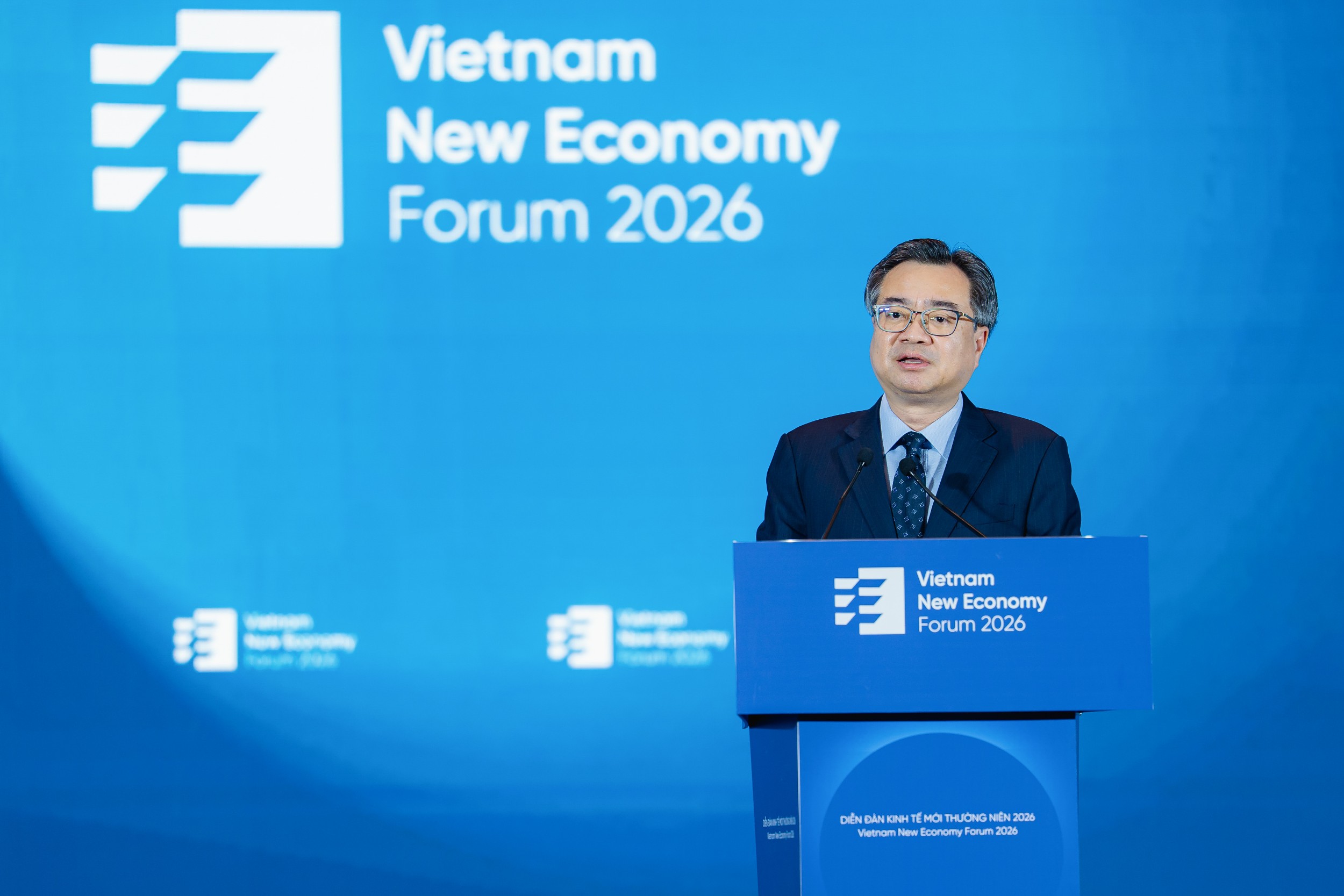 Phát biểu khai mạc và đề dẫn tại diễn đàn VNEF 2026, TS. Nguyễn Thanh Nghị, Ủy viên Bộ Chính trị, Bí thư Trung ương Đảng, Trưởng Ban Chính sách, Trưởng Ban Chính sách, chiến lược Trung ương, gợi mở 6 nhóm vấn đề tạo đột phá về thực thi, hướng tới mục tiêu tăng trưởng hai con số. Ảnh: Việt Dũng/VnEconomy.