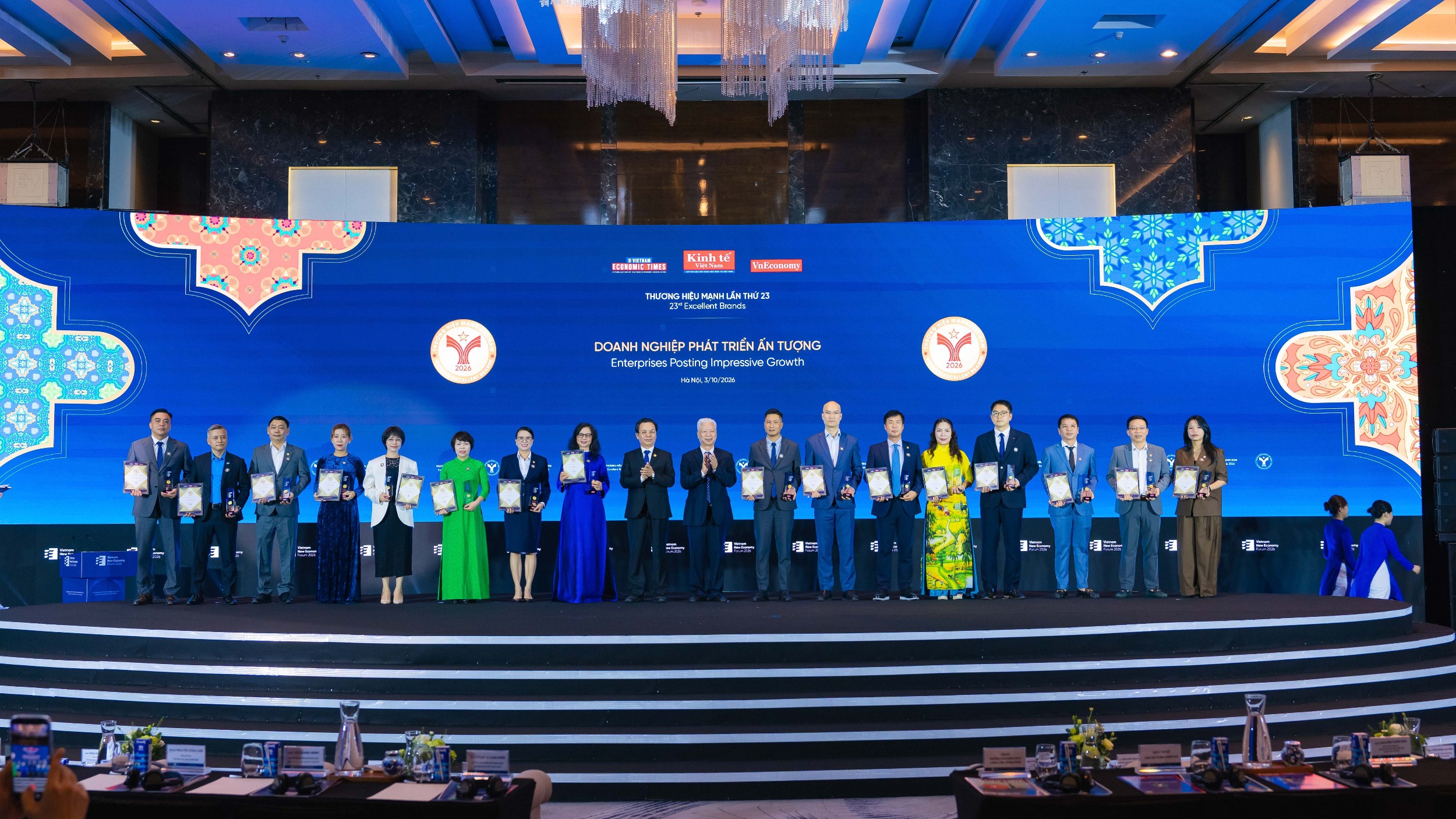 Vinh danh các Thương hiệu Doanh nghiệp Phát triển ấn tượng. Ảnh: VnEconomy.