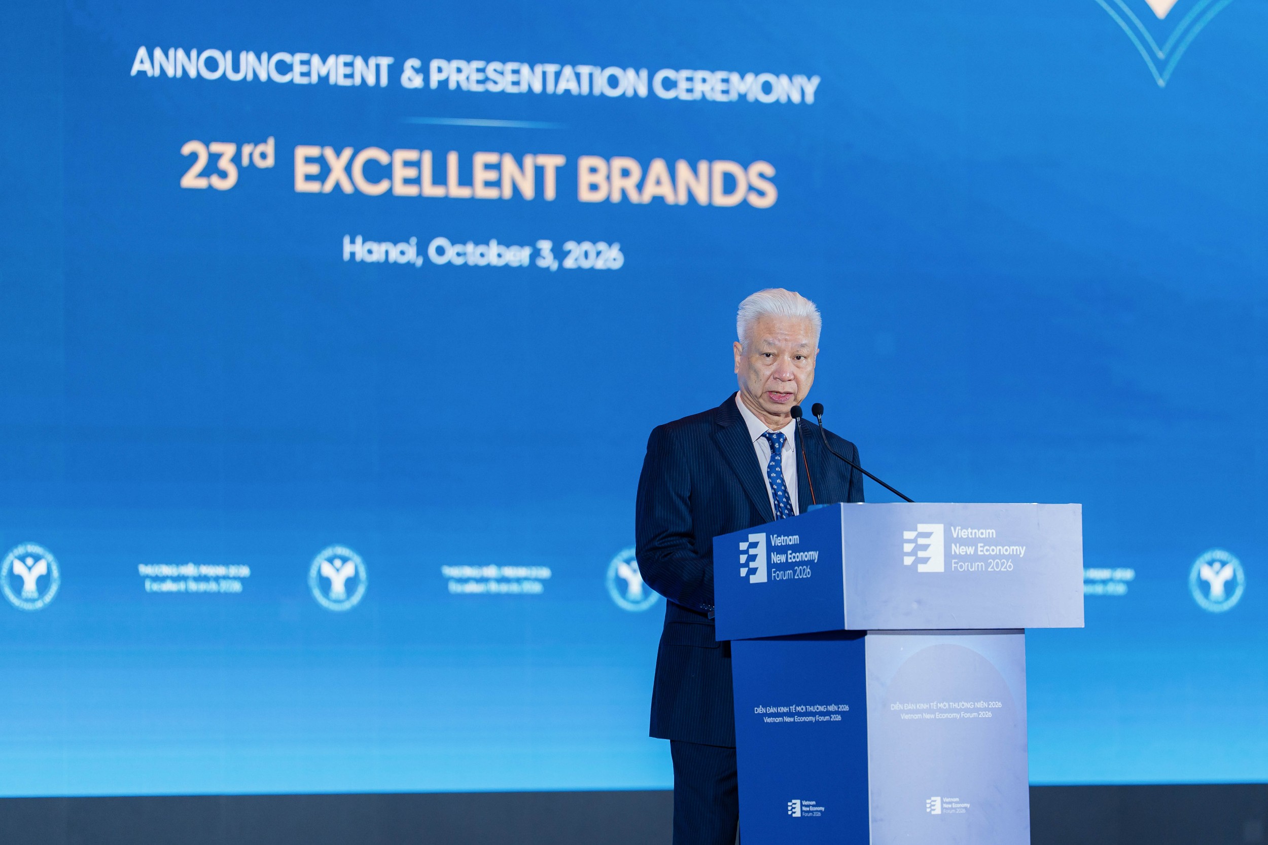 Cũng trong khuôn khổ diễn đàn VNEF 2026, đã diễn ra Chương trình Thương hiệu Mạnh lần thứ 23 do Hội Khoa học Kinh tế Việt Nam và Tạp chí Kinh tế Việt Nam - VnEconomy - Vietnam Economic Times tổ chức. Phát biểu tại Chương trình, ông Đào Quang Bính, Tổng Thư ký Hội Khoa học Kinh tế Việt Nam, Phó Chủ tịch Hội đồng Biên tập Tạp chí Kinh tế Việt Nam/VnEconomy, cho biết trong suốt 23 năm đồng hành cùng cộng đồng doanh nghiệp Việt Nam, chương trình Thương hiệu Mạnh đã không ngừng đóng góp tích cực cho sự phát triển của địa phương và nền kinh tế quốc gia và tăng cường kết nối hợp tác giữa cộng đồng các doanh nghiệp, tạo sân chơi giao lưu kinh tế, văn hóa và chia sẻ kinh nghiệm trong hoạt động sản xuất, kinh doanh, phát triển thương hiệu. Ảnh: Việt Dũng/VnEconomy.