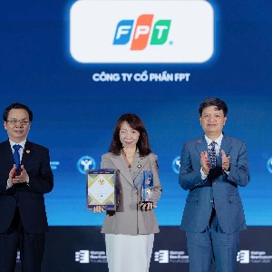 Bà Mai Thị Lan Anh - Giám đốc Truyền thông Tập đoàn FPT nhận bằng khen và cúp vinh danh Tập đoàn FPT được vinh danh trong Top 10 Thương hiệu doanh nghiệp dẫn đầu khu vực kinh tế tư nhân tại Lễ Công bố và Vinh danh Thương hiệu Mạnh Việt Nam 2026.