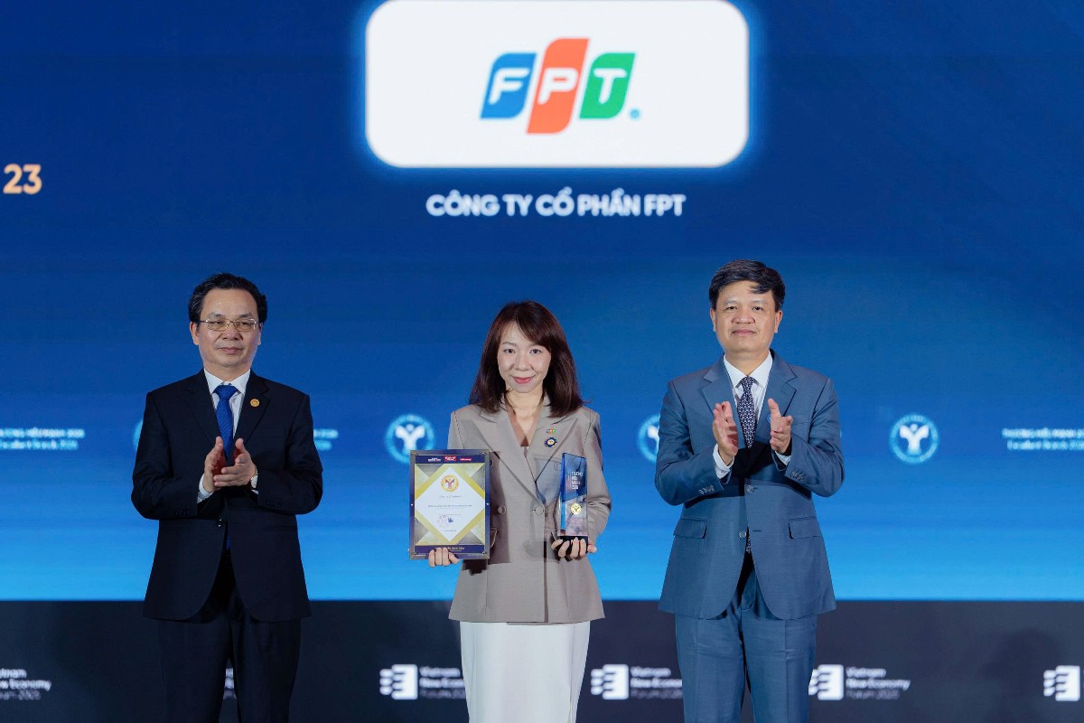 Bà Mai Thị Lan Anh - Giám đốc Truyền thông Tập đoàn FPT nhận bằng khen và cúp vinh danh Tập đoàn FPT được vinh danh trong Top 10 Thương hiệu doanh nghiệp dẫn đầu khu vực kinh tế tư nhân tại Lễ Công bố và Vinh danh Thương hiệu Mạnh Việt Nam 2026.