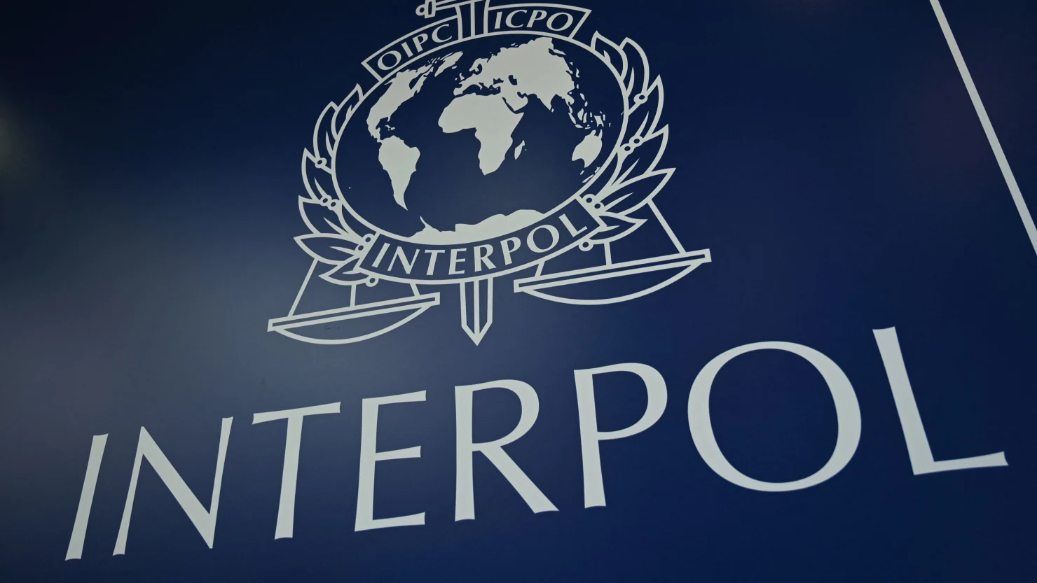 Giám đốc an ninh thông tin toàn cầu của Tổ chức Cảnh sát Hình sự Quốc tế (Interpol) cho rằng AI không tạo ra một cuộc cách mạng hoàn toàn mới trong tội phạm mạng mà chủ yếu làm thay đổi cách các thủ đoạn hiện có được triển khai. Ảnh: CNBC