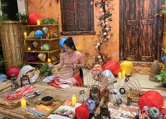 Sản xuất đèn lồng- mặt hàng thủ công mỹ nghệ truyền thống của Hội An, được khách du lịch quốc tế ưa chuộng, góp phần tăng thu nhập ổn định đời sống nhân dân. Ảnh Ngô Anh Văn