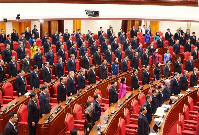Các đại biểu thực hiện nghi lễ chào cờ. Ảnh: Phương Hoa - TTXVN