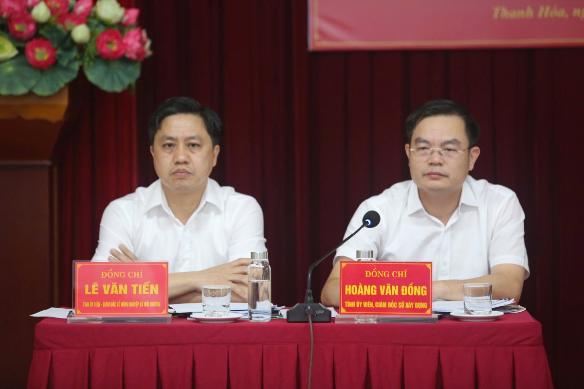 Giám đốc Sở Nông nghiệp và Môi trường Thanh Hóa Lê Văn Tiến và Giám đốc Sở Xây dựng Thanh Hóa Hoàng Văn Đồng trao đổi, làm rõ các giải pháp tháo gỡ khó khăn về nguồn cung và giá vật liệu xây dựng tại hội nghị. Ảnh: Phúc Tuấn.
