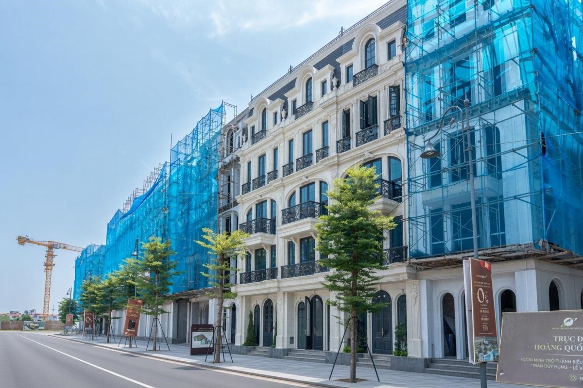 Trục Tây Thăng Long hiện cũng đang quy tụ hàng loạt dự án đô thị đáng chú ý. Trong đó, Noble Palace Tay Thang Long WorldHotels Residences với quy mô gần 2.500 căn nhà phố đang tăng tốc bàn giao từ Quý 3 năm nay, đón đầu điểm rơi hoàn thiện của trục giao thông huyết mạch vào năm 2027 và làn sóng dịch chuyển cư dân về trung tâm phía Tây Thủ đô (Ảnh: Noble Palace Tay Thang Long WorldHotels Residences).