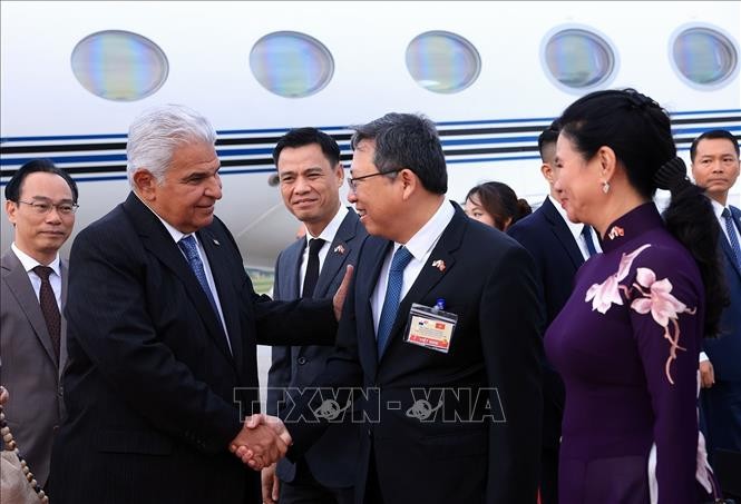 Lễ đón đoàn Tổng thống nước Cộng hòa Panama José Raúl Mulino và Phu nhân tại sân bay quốc tế Nội Bài. Ảnh: Tuấn Anh - TTXVN