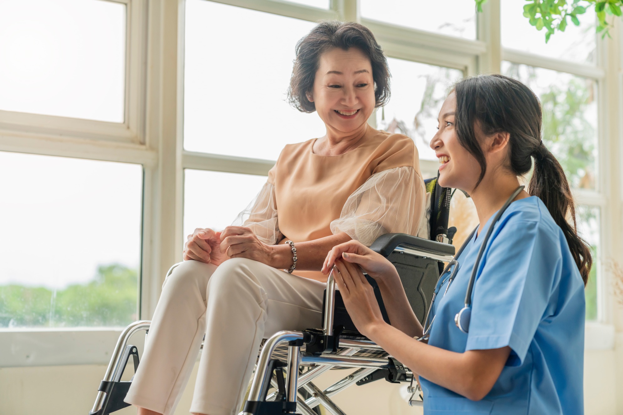 Nhờ LLMs, điều dưỡng có thể dành nhiều thời gian hơn cho việc quan sát, giao tiếp, trấn an người bệnh và đánh giá lâm sàng. (Hình: Magnific)