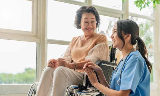Nhờ LLMs, điều dưỡng có thể dành nhiều thời gian hơn cho việc quan sát, giao tiếp, trấn an người bệnh và đánh giá lâm sàng. (Hình: Magnific)