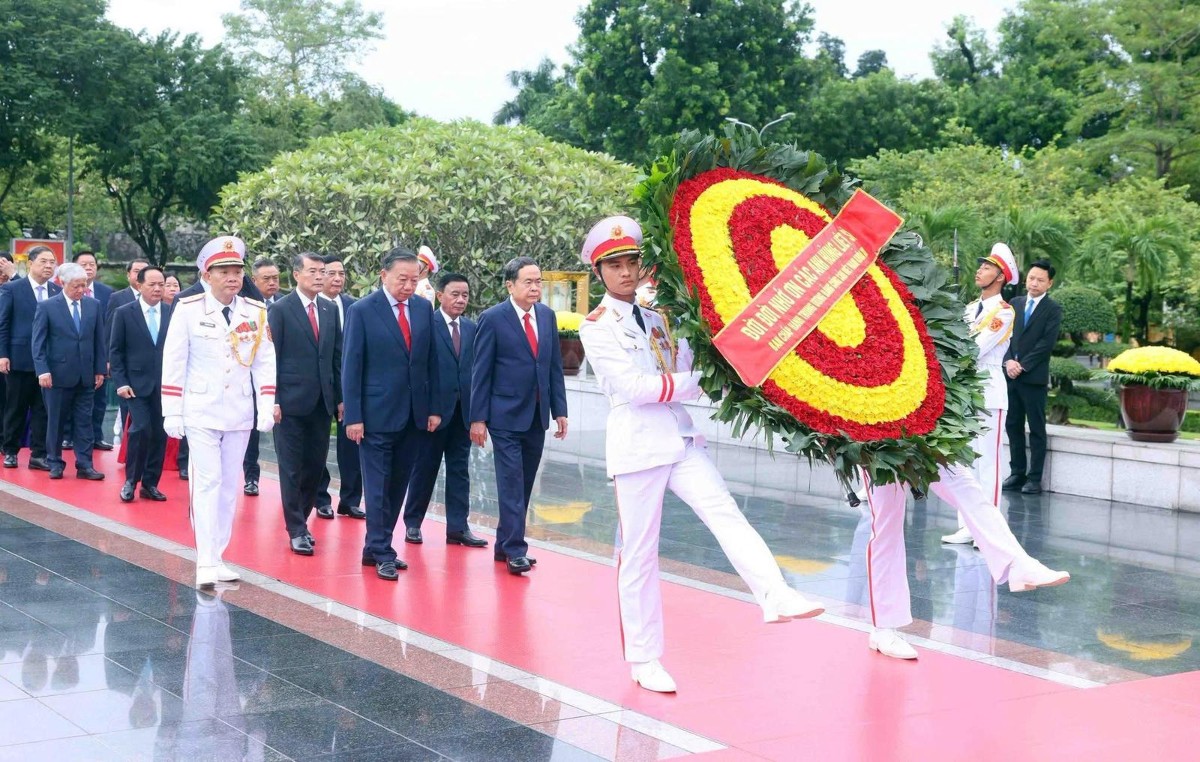Trước giờ khai mạc Hội nghị Trung ương 4 khóa XIV, Tổng Bí thư, Chủ tịch nước Tô Lâm dẫn đầu đoàn đại biểu Ban Chấp hành Trung ương Đảng đến đặt vòng hoa tại Đài tưởng niệm các Anh hùng liệt sĩ trên đường Bắc Sơn, Hà Nội. Ảnh: TTXVN