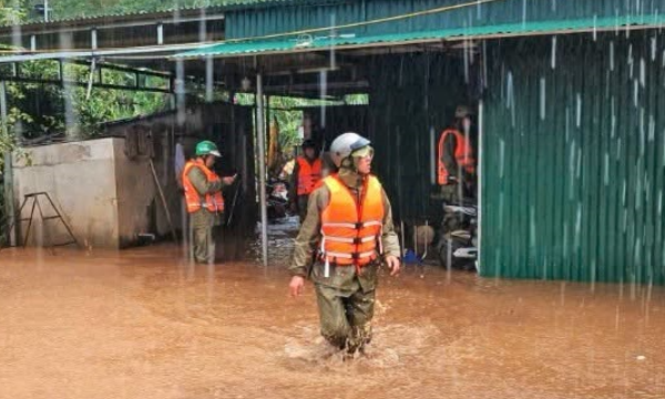 Mưa lớn kéo dài, cảnh báo lũ quét, sạt lở từ Hà Tĩnh đến Quảng Ngãi